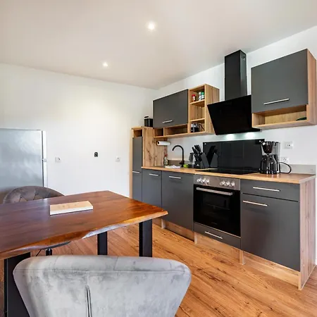 Al Backstuff Apartment
